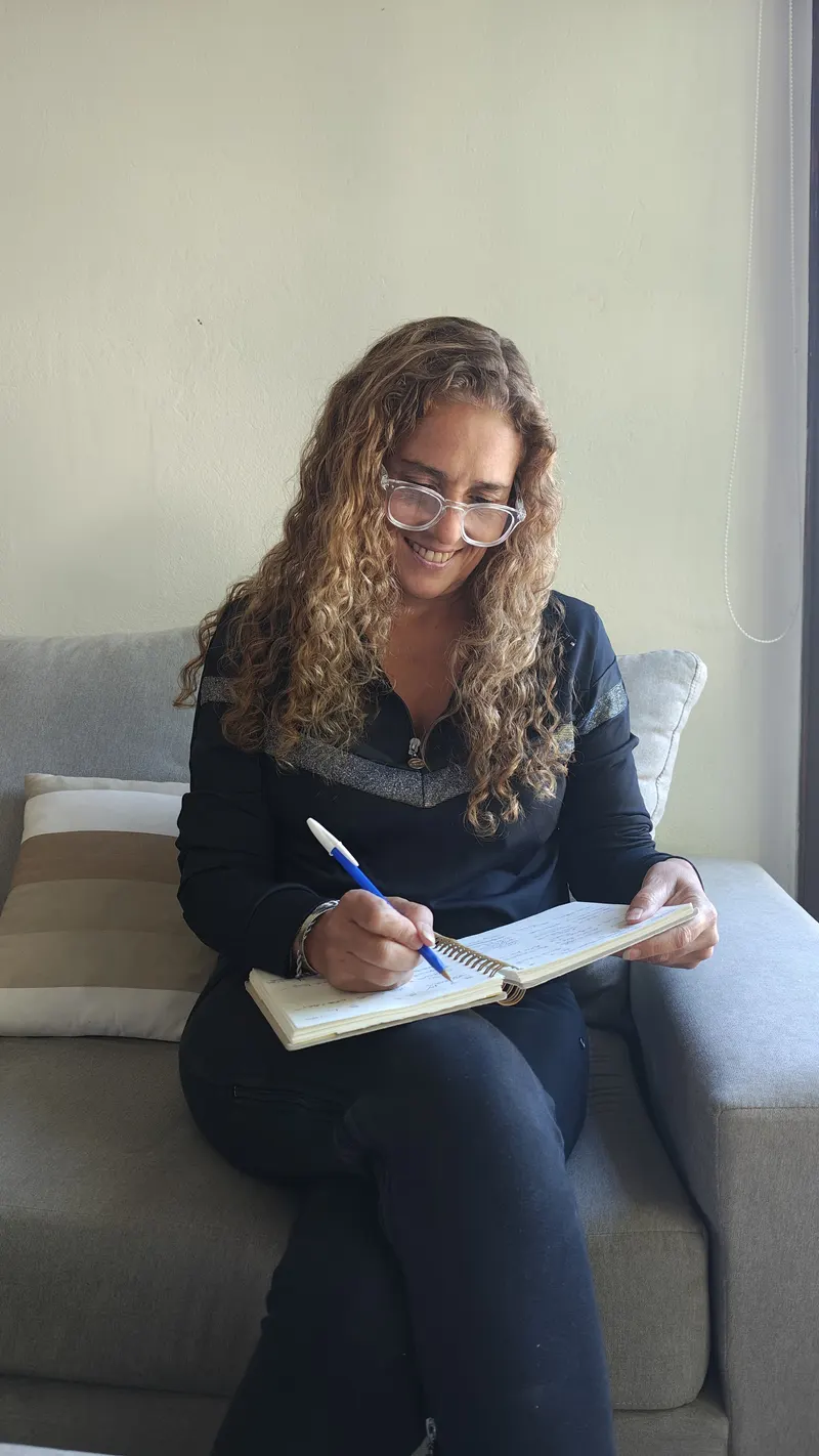 Analía Minuto escribiendo en su cuaderno